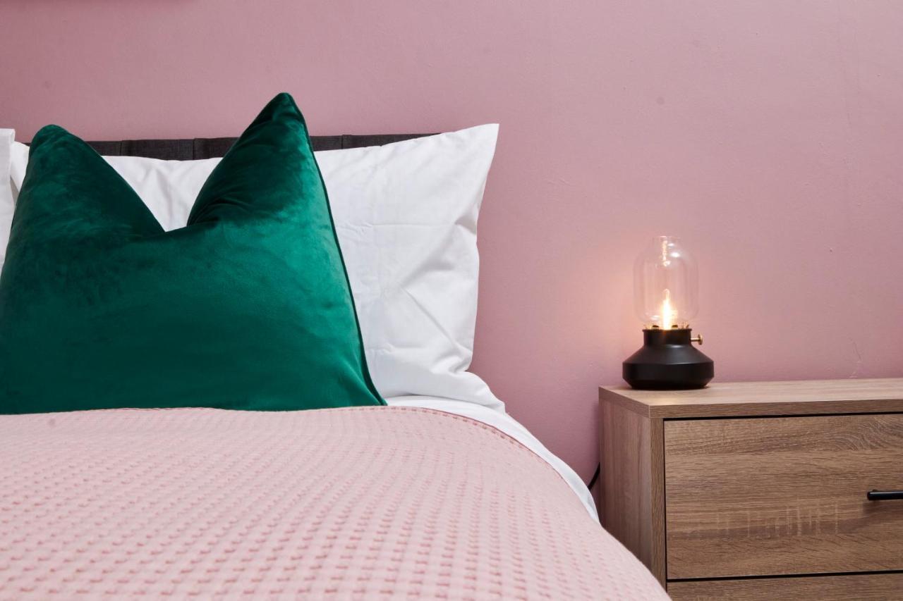 Fantastic Central Stratford Two Bedroom Apartment By Purestay Short Lets & Serviced Accommodation With Parking Eksteriør billede